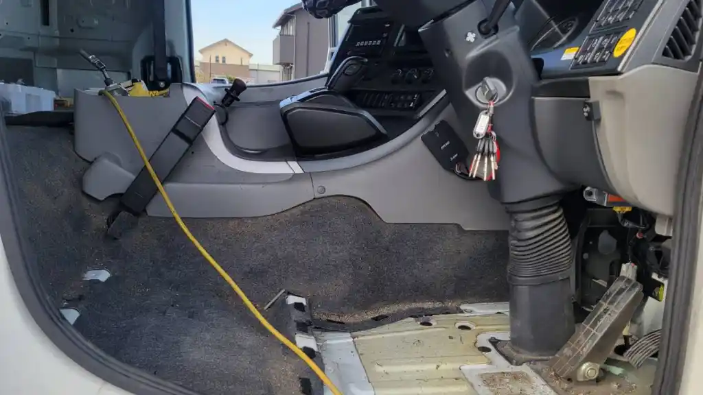 トラックのシートを外して車内清掃